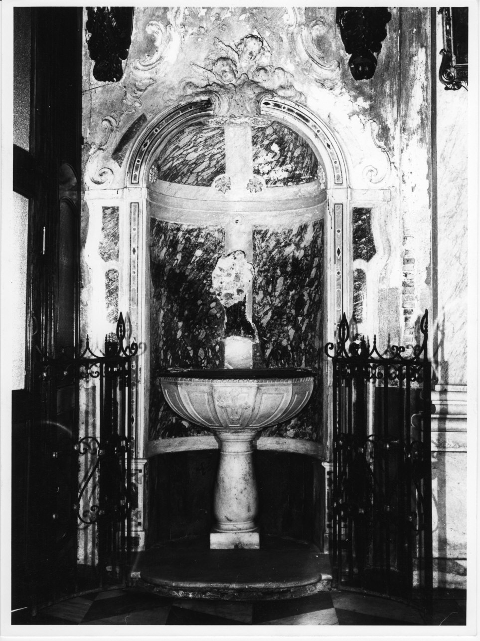 croce (fonte battesimale - a fusto, opera isolata) - bottega ligure (secc. XV/ XVI)