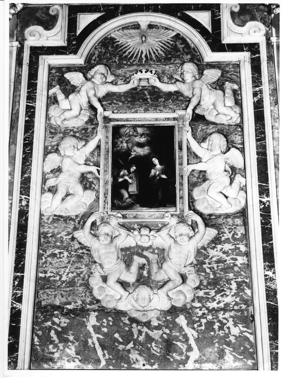 angeli reggicornice (rilievo, elemento d'insieme) - bottega ligure (sec. XVII)