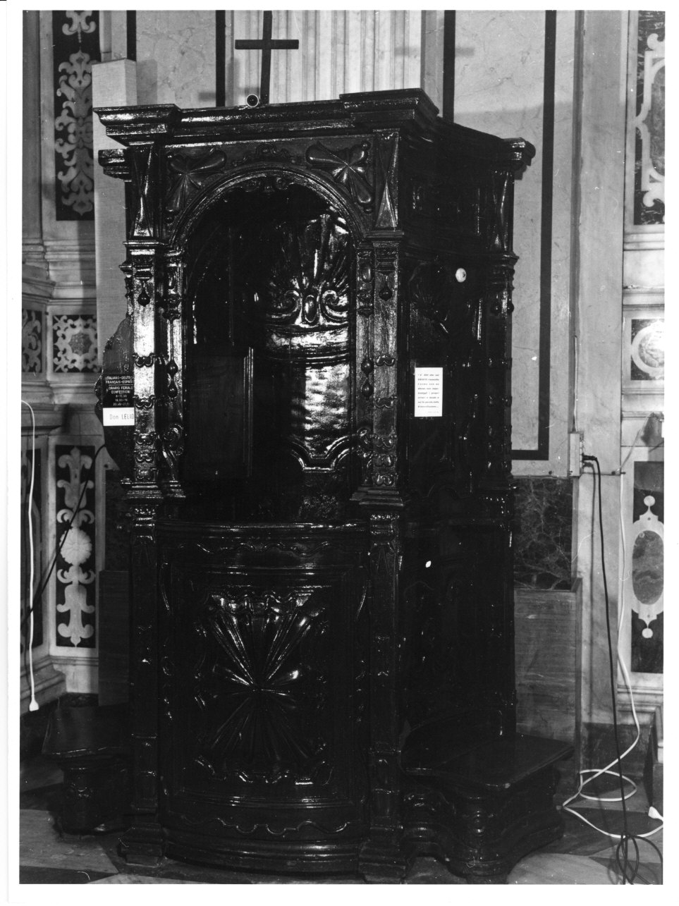 motivi decorativi a conchiglia e ovoli (confessionale, opera isolata) - bottega ligure (sec. XIX)