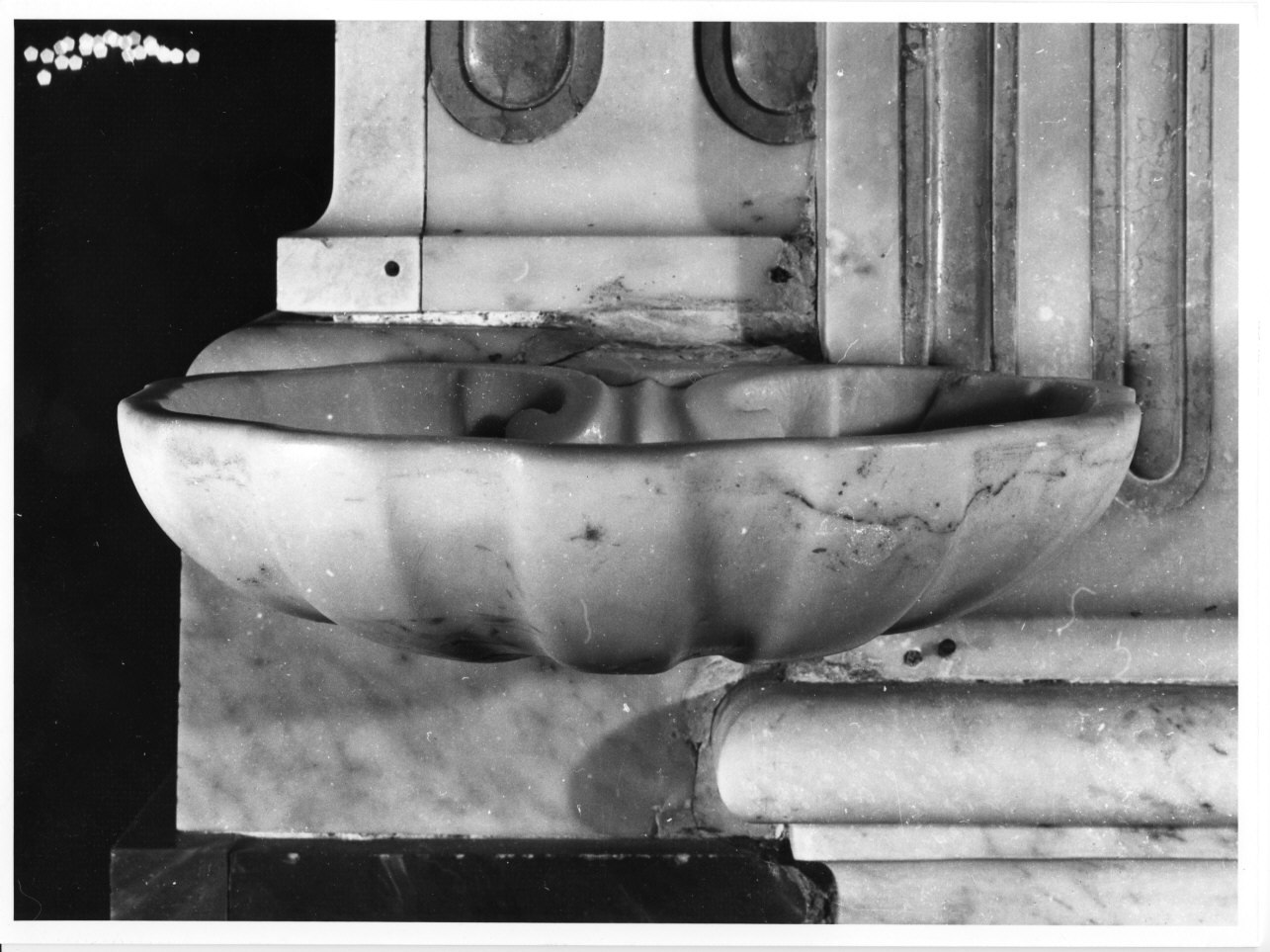 acquasantiera - a conchiglia, opera isolata - bottega ligure (sec. XVIII)