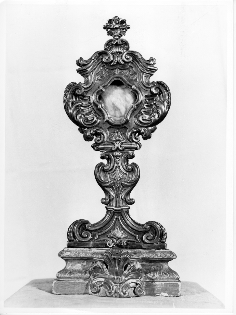 motivi decorativi vegetali/ motivi decorativi a volute (reliquiario - a ostensorio, opera isolata) - bottega ligure (prima metà sec. XVIII)