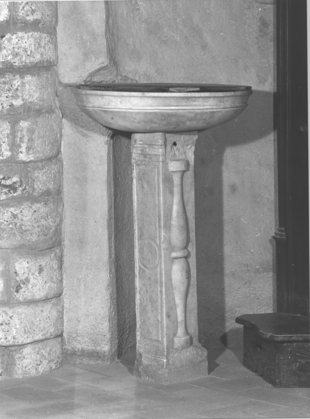 motivi decorativi architettonici (acquasantiera, opera isolata) - bottega italiana (secc. XVI/ XVII)