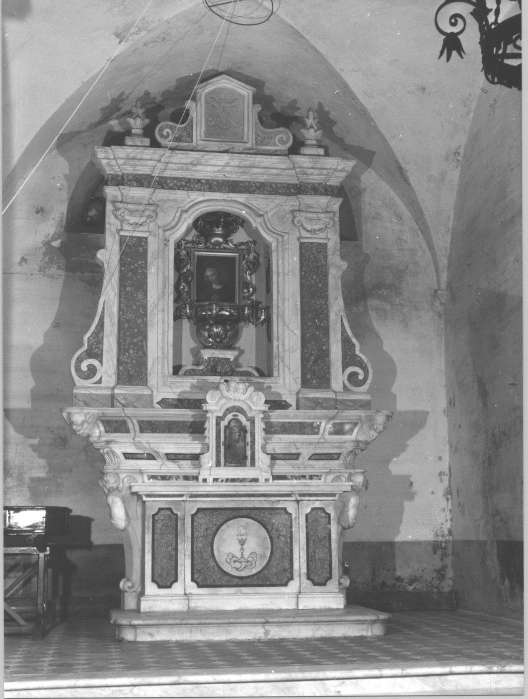 calice eucaristico/ cherubini e motivi decorativi a volute/ cherubini/ motivi decorativi a foglie d'acanto/ motivi decorativi a volute/ monogramma mariano (altare, insieme) - bottega ligure (sec. XVIII)