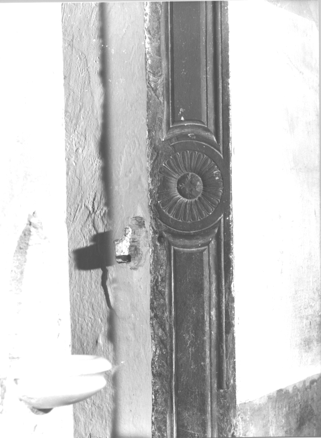 motivo decorativo a rosette/ monogramma cristologico (portale, opera isolata) - bottega ligure (secc. XV/ XVI)