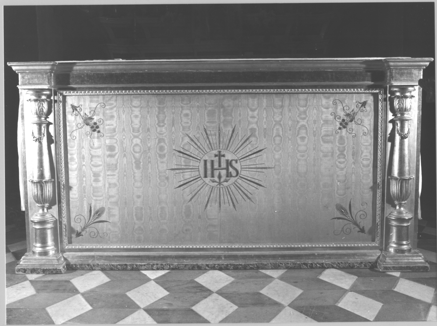 monogramma cristologico/ motivi decorativi vegetali/ motivo decorativo con spiga e girali (paliotto, opera isolata) - manifattura italiana (sec. XIX)