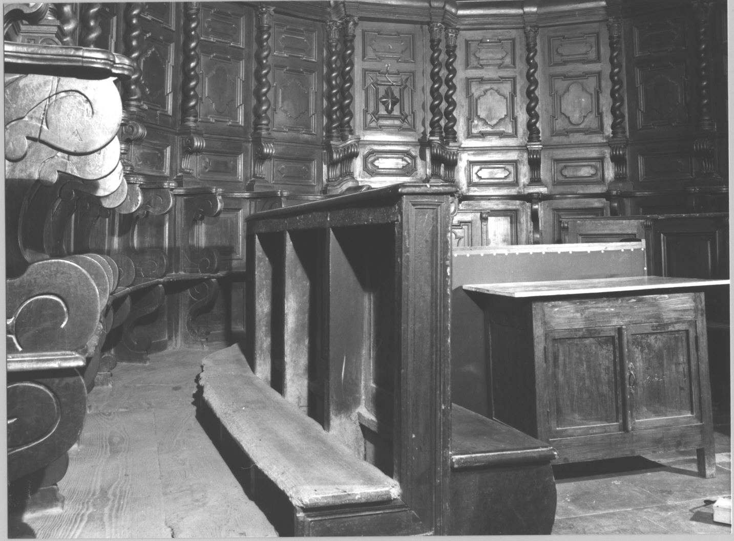 motivi decorativi geometrici/ motivi decorativi a volute (stalli del coro, insieme) di Bolla Angelo (sec. XVIII)