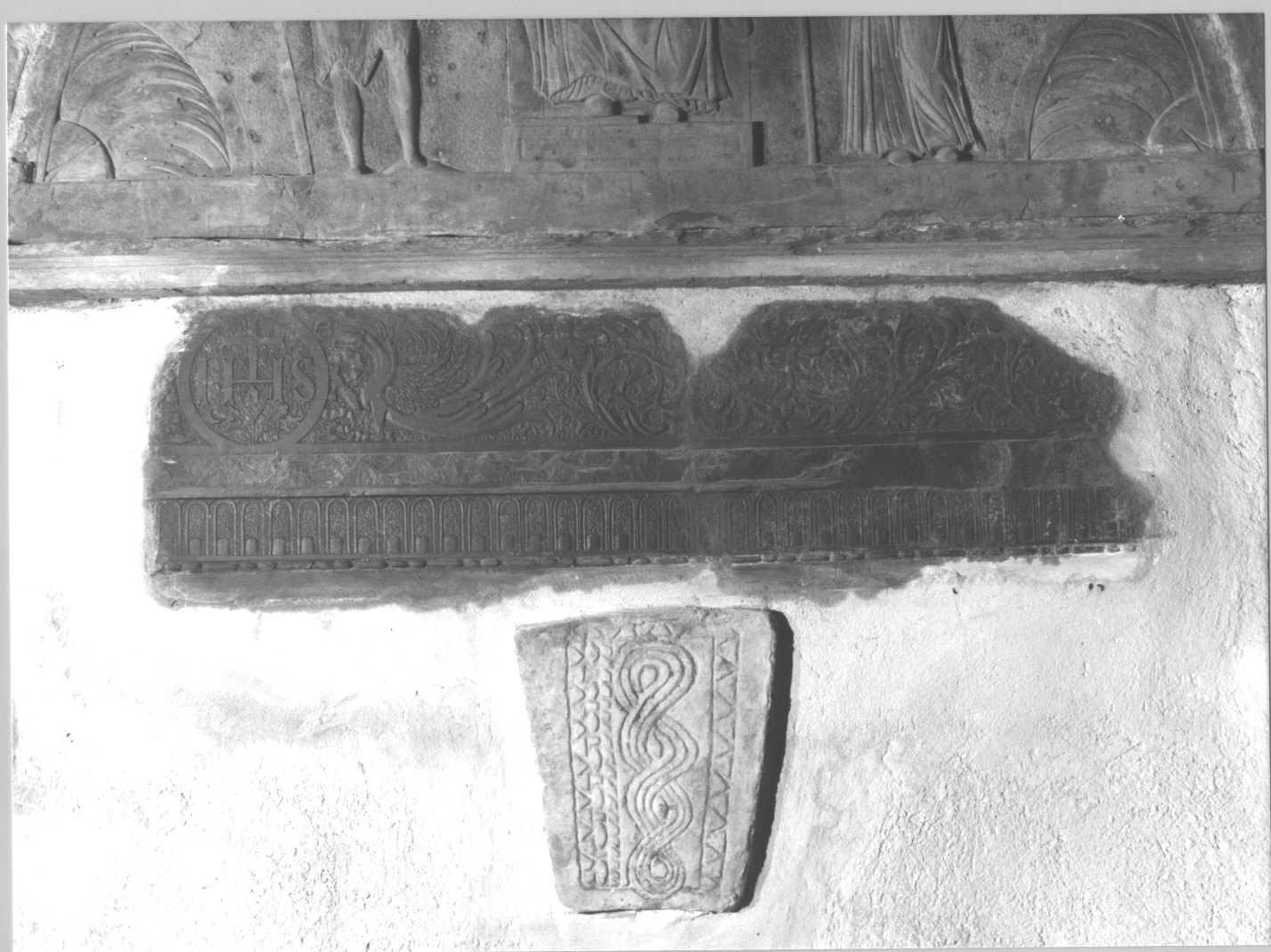 grifone/ motivi decorativi vegetali/ motivi decorativi floreali (sovrapporta, frammento) - bottega ligure (sec. XVI)