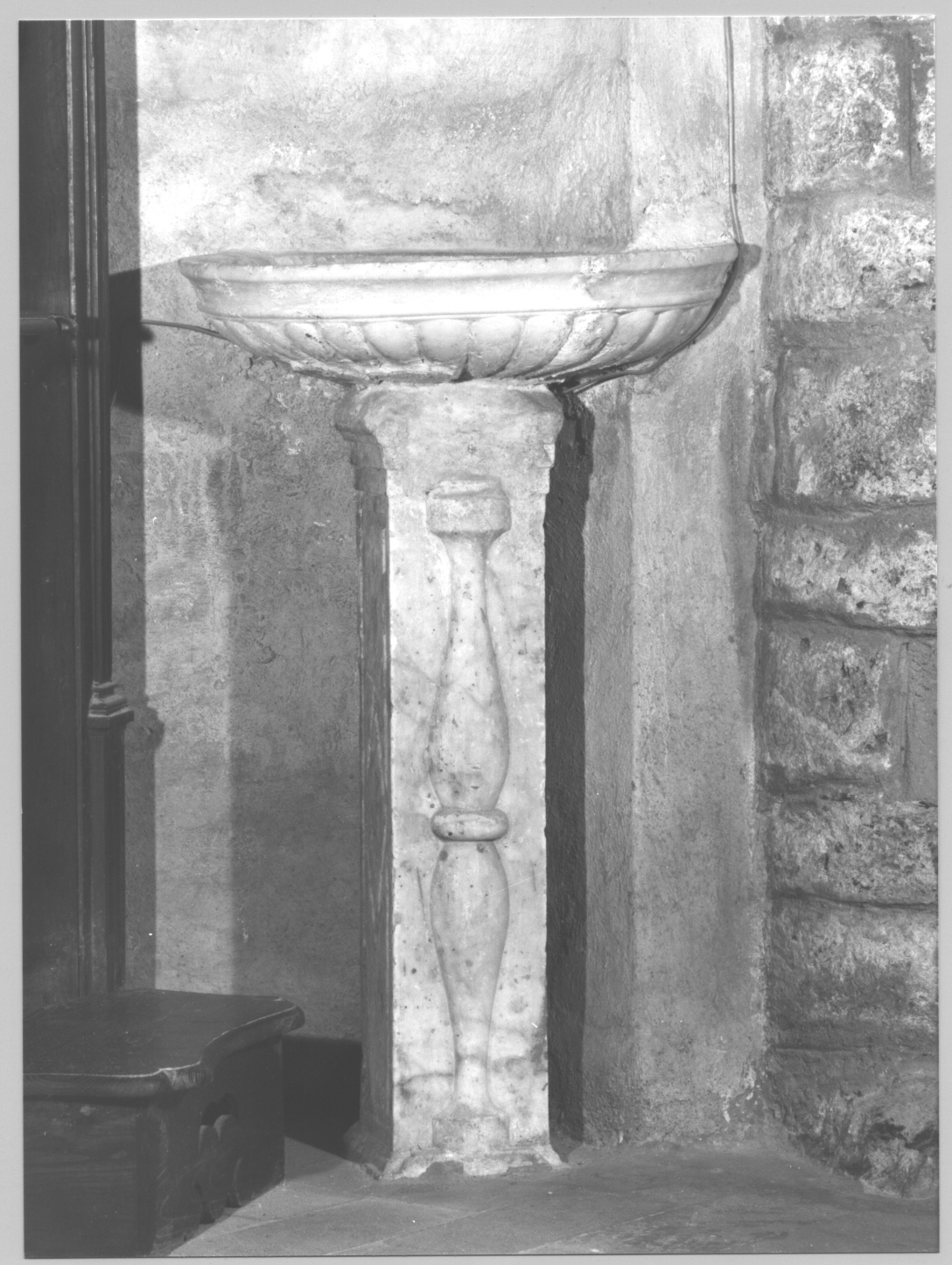 motivi decorativi geometrici (acquasantiera, opera isolata) - bottega ligure (secc. XVI/ XX)