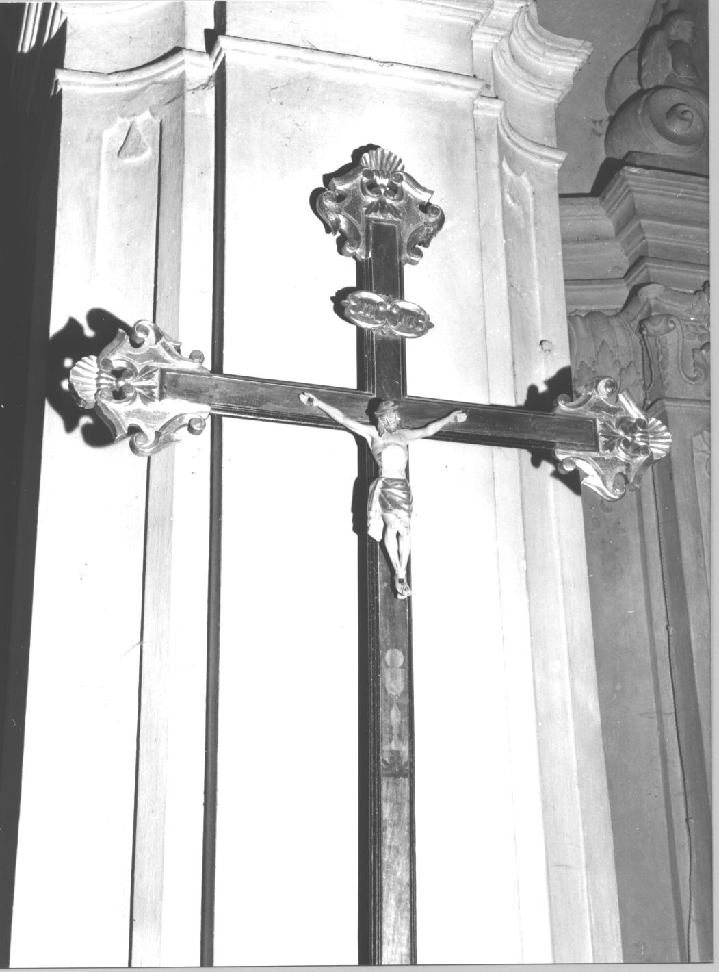 Cristo crocifisso/ motivi vegetali stilizzati/ conchiglia/ motivi decorativi a volute (crocifisso, opera isolata) - bottega ligure (seconda metà sec. XIX)