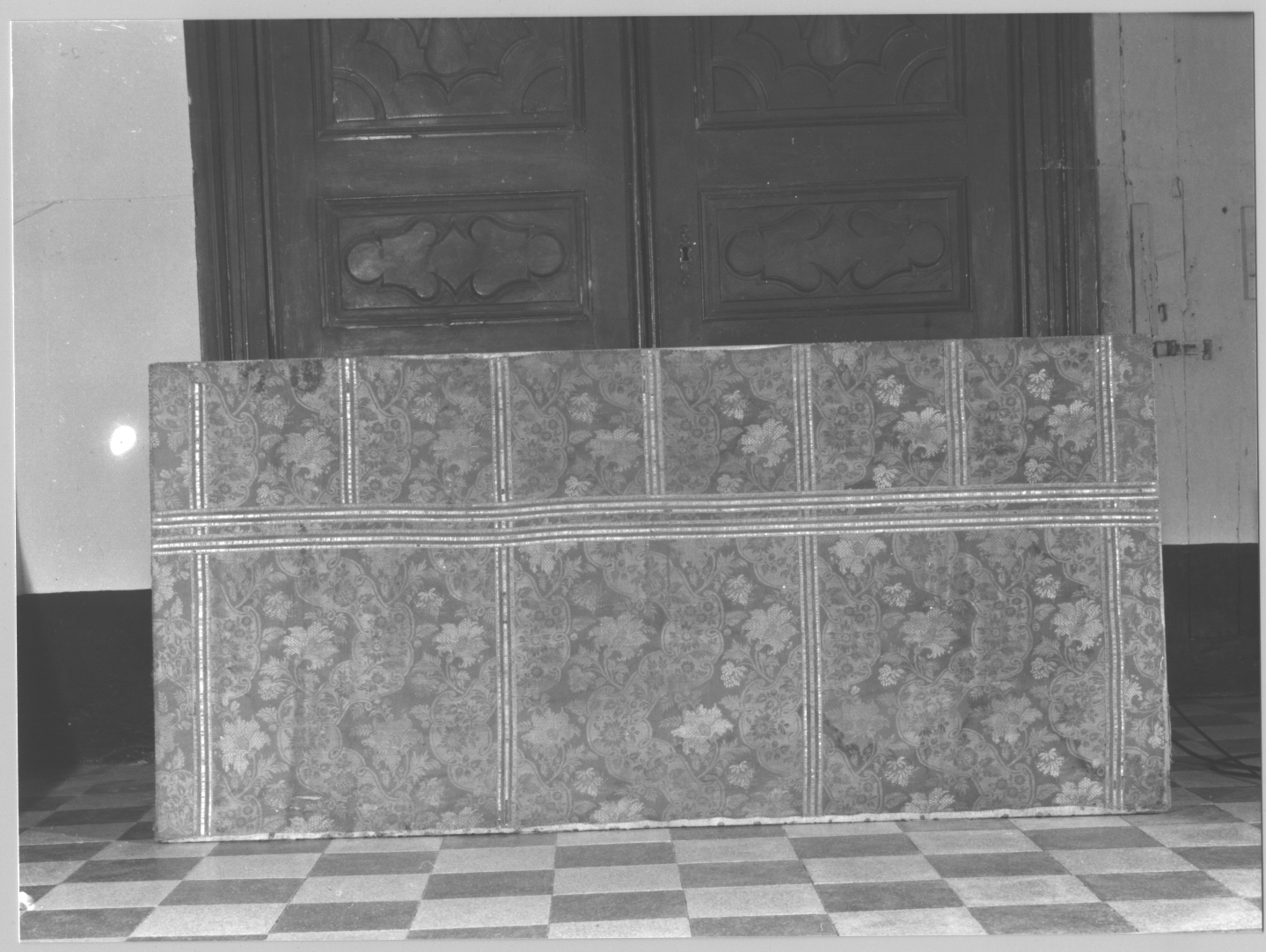 motivi decorativi vegetali/ motivo decorativo floreale (paliotto, opera isolata) - manifattura italiana (sec. XVIII)