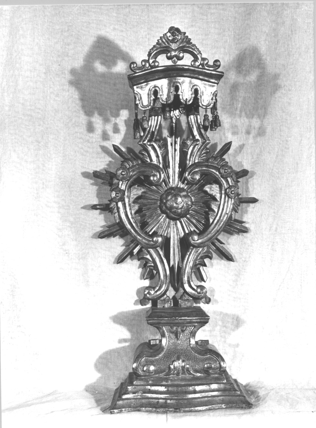 motivi decorativi a volute/ motivi decorativi vegetali (tronetto per esposizione eucaristica, opera isolata) - bottega ligure (fine/inizio secc. XVIII/ XIX)