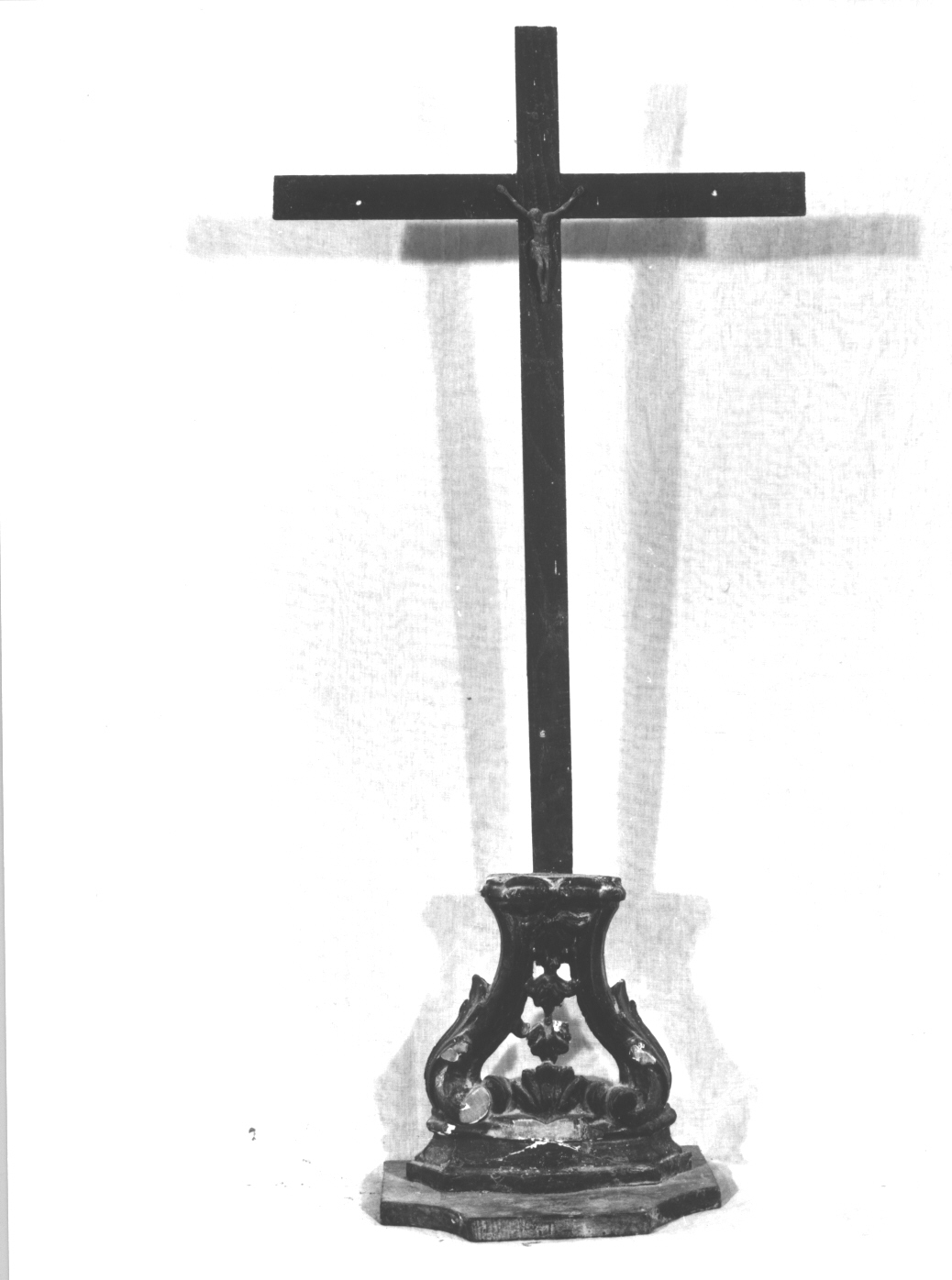 Cristo crocifisso/ motivi decorativi a volute/ motivi decorativi vegetali (crocifisso, opera isolata) - bottega ligure (seconda metà sec. XIX)