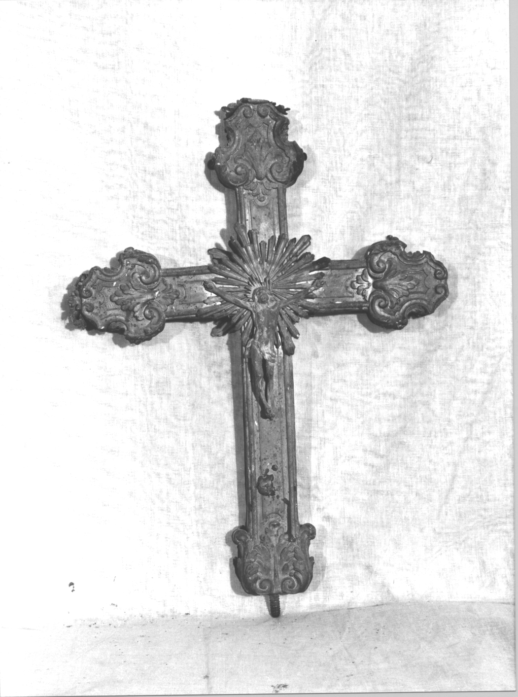 Cristo crocifisso/ motivi decorativi a foglie d'acanto/ motivo decorativo a volute (crocifisso, opera isolata) - bottega italiana (fine sec. XIX)