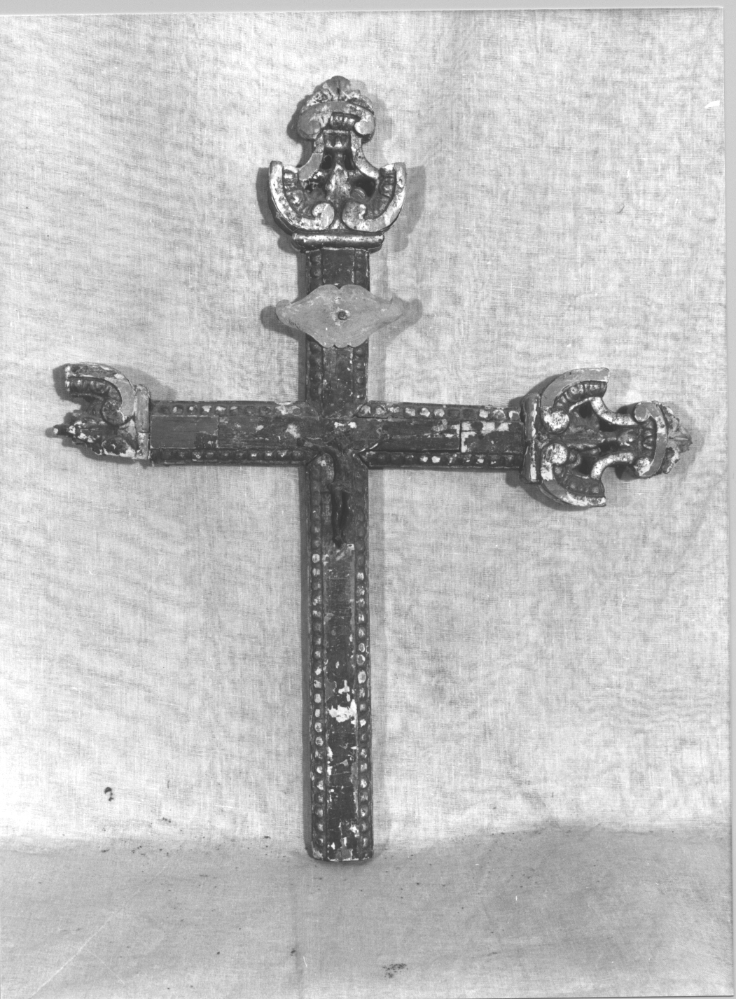 Cristo crocifisso/ motivo decorativo a volute/ motivi decorativi a foglie d'acanto (crocifisso, opera isolata) - bottega italiana (sec. XIX)