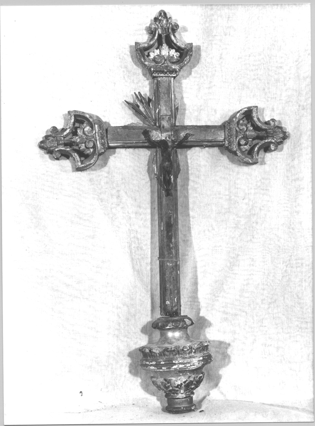 Cristo crocifisso/ motivo decorativo a volute/ motivi decorativi a foglie d'acanto/ motivi decorativi vegetali stilizzati (croce d'altare, opera isolata) - bottega ligure (prima metà sec. XIX)