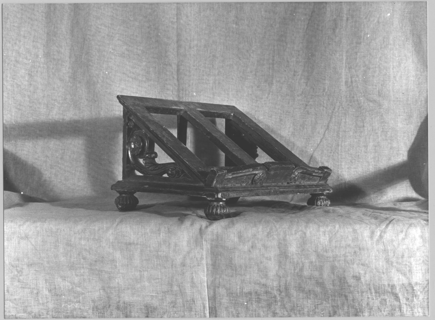 motivo decorativo geometrico/ motivo decorativo a volute con rosetta (leggio, opera isolata) - bottega ligure (seconda metà sec. XIX)