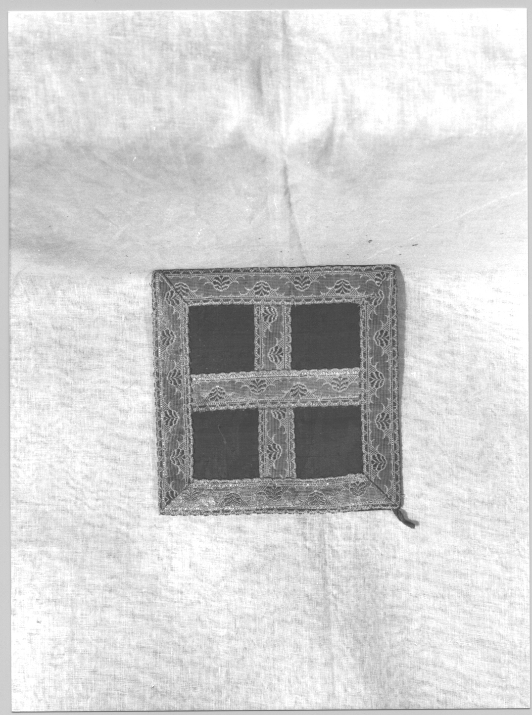 motivo decorativo geometrico con palmetta/ motivo decorativo fitomorfo (borsa del corporale, opera isolata) - manifattura ligure (sec. XIX)