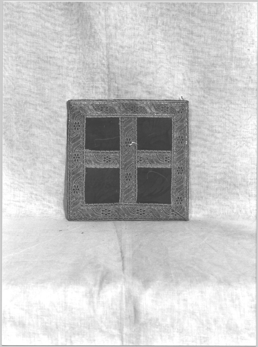 motivo decorativo a intreccio con fiori (borsa del corporale, opera isolata) - manifattura italiana (sec. XIX)