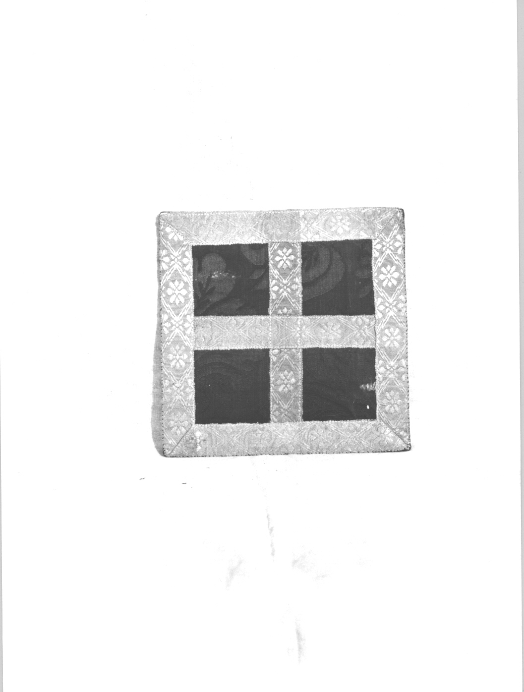 motivi decorativi vegetali/ motivo decorativo geometrico con fiore (borsa del corporale, opera isolata) - manifattura italiana (sec. XIX)