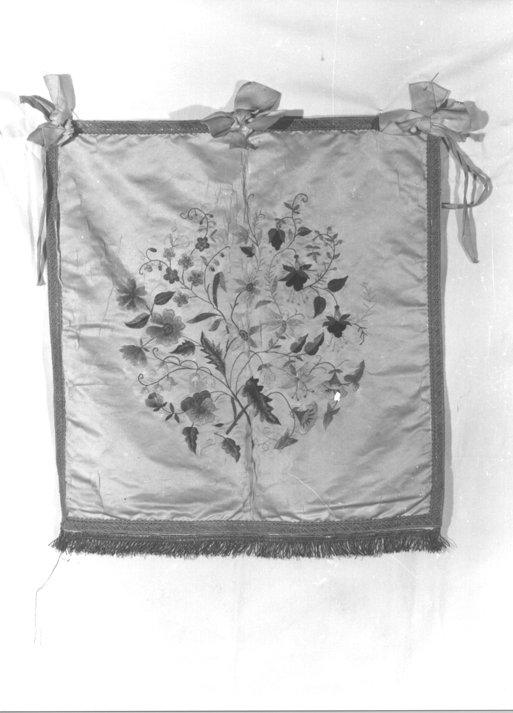 motivi decorativi floreali (conopeo, opera isolata) - manifattura italiana (fine/inizio secc. XIX/ XX)