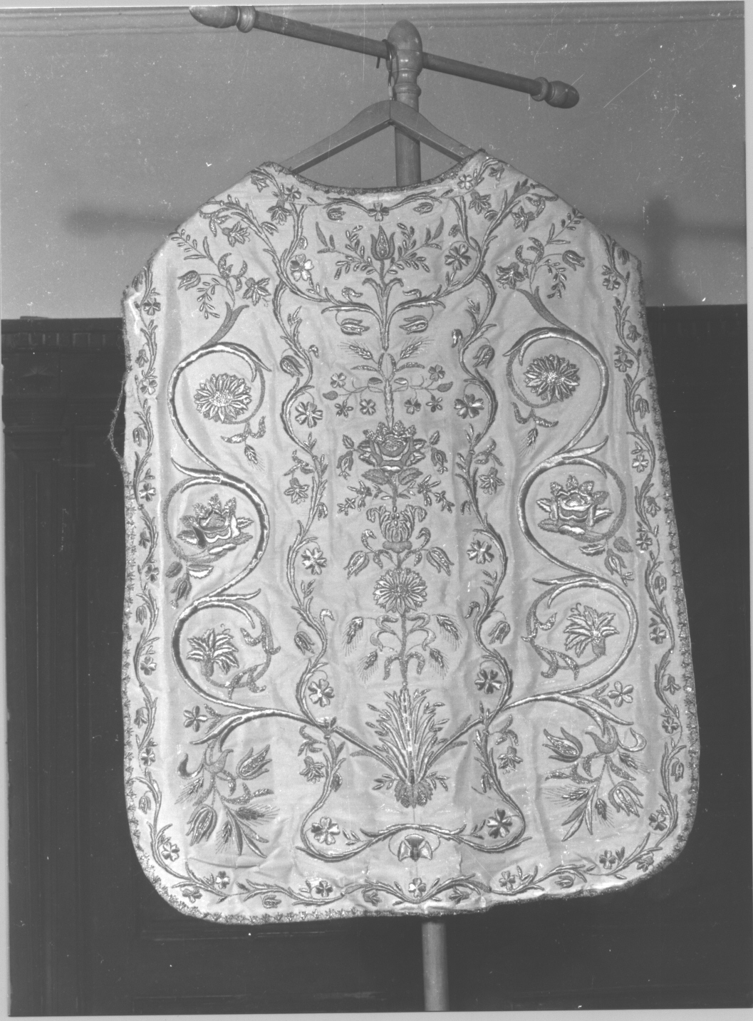 motivi decorativi a girali vegetali/ motivi decorativi floreali (piviale, elemento d'insieme) - manifattura italiana (sec. XIX)