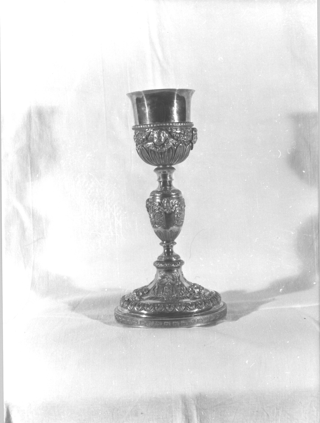 motivi decorativi floreali/ motivi decorativi vegetali stilizzati/ motivi decorativi a foglie d'acanto/ teste di cherubini/ Volto Santo (calice, opera isolata) - bottega genovese (sec. XIX)