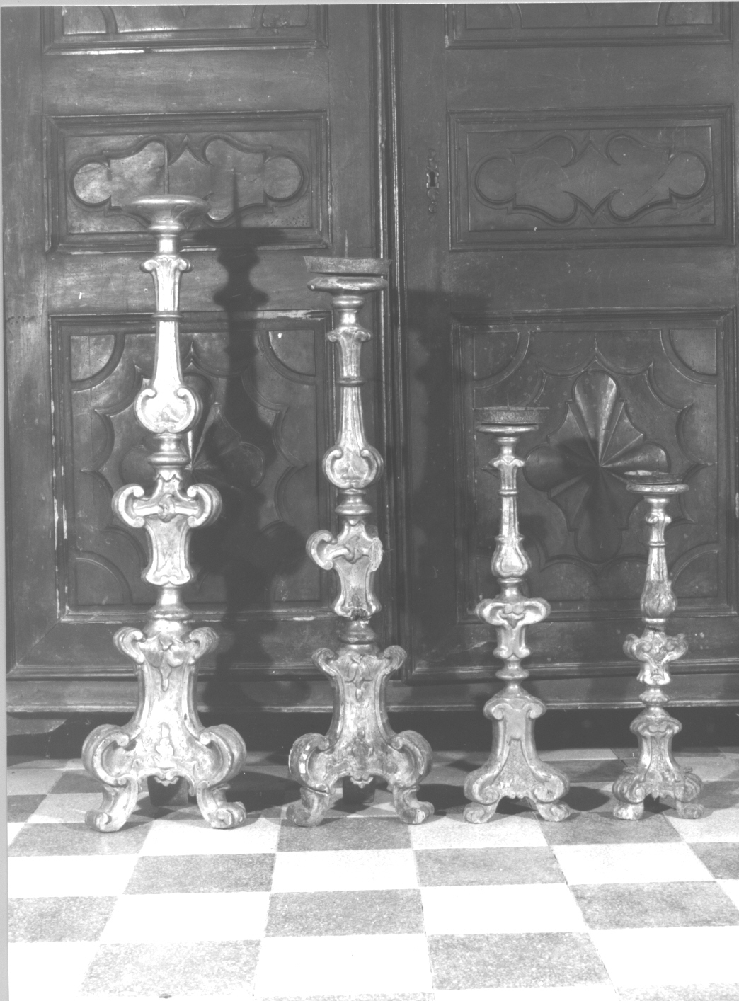 motivi decorativi vegetali stilizzati/ motivi decorativi a volute (candeliere, serie) - bottega ligure (metà sec. XVIII)