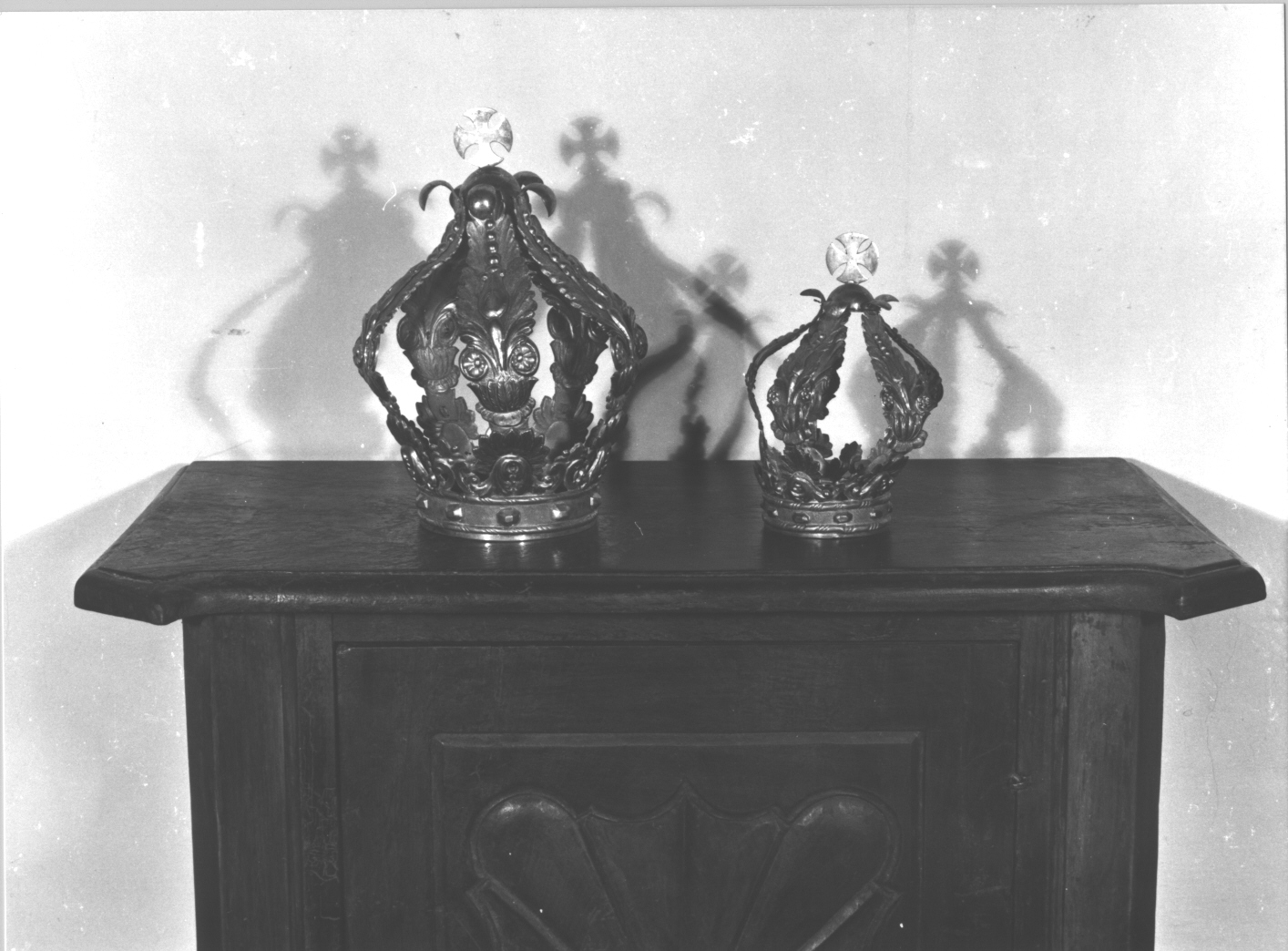 motivi decorativi a foglie d'acanto/ motivi decorativi a girali vegetali (corona, coppia) - bottega genovese (secondo quarto sec. XIX)