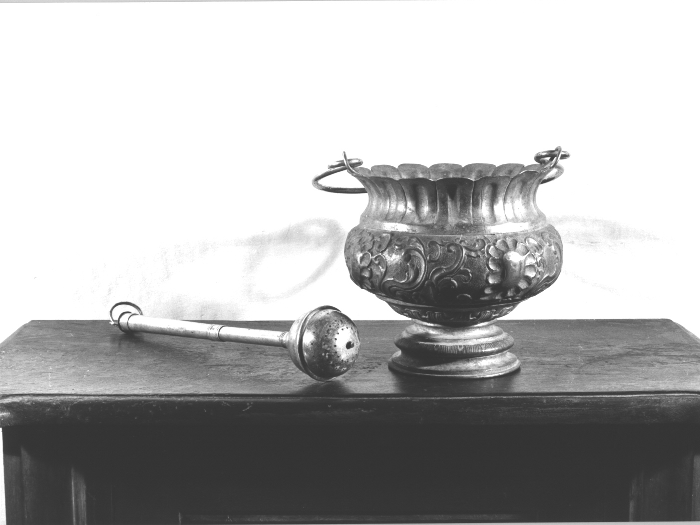 motivi decorativi vegetali stilizzati (secchiello per l'acqua benedetta, elemento d'insieme) - bottega italiana (seconda metà sec. XIX)