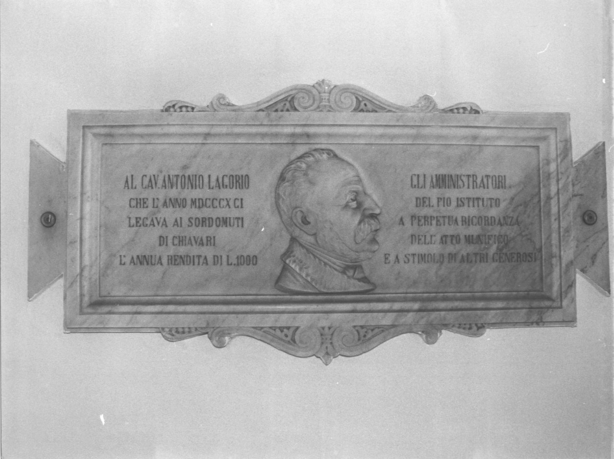 ritratto d'uomo di profilo (lapide celebrativa) di Lucchesi Giocondo (fine sec. XIX)