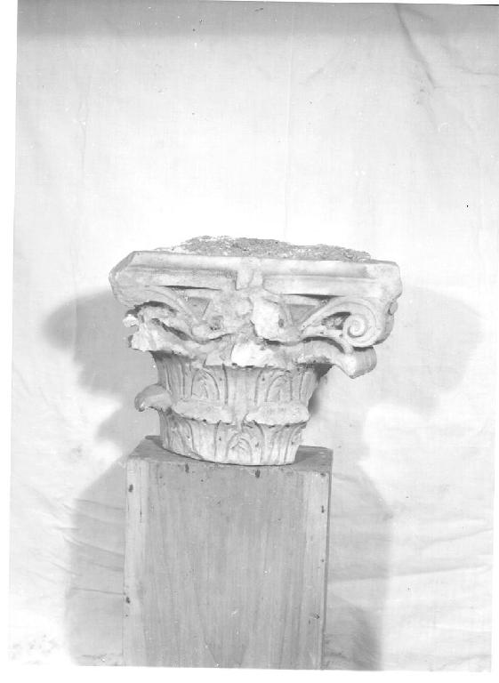 capitello, elemento d'insieme - ambito romano (prima metà sec. IV)