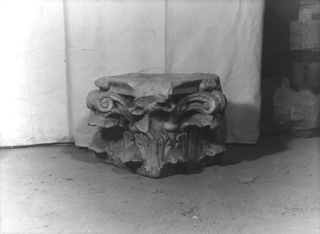 capitello, elemento d'insieme - ambito romano (prima metà sec. IV)