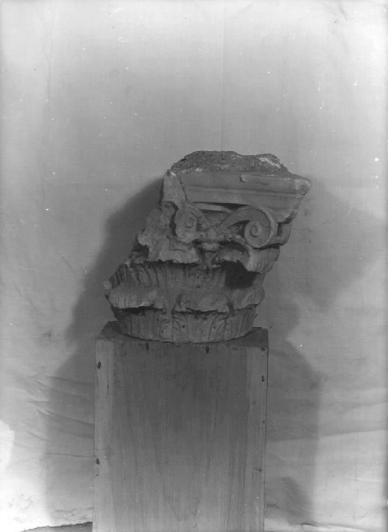 capitello, elemento d'insieme - ambito romano (prima metà sec. IV)