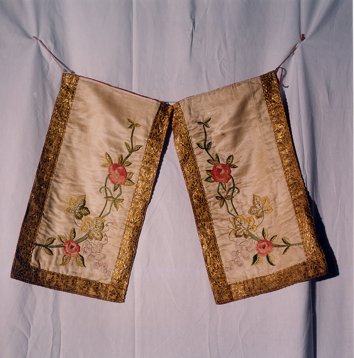 conopeo di tabernacolo, opera isolata - manifattura italiana (secc. XIX/ XX)