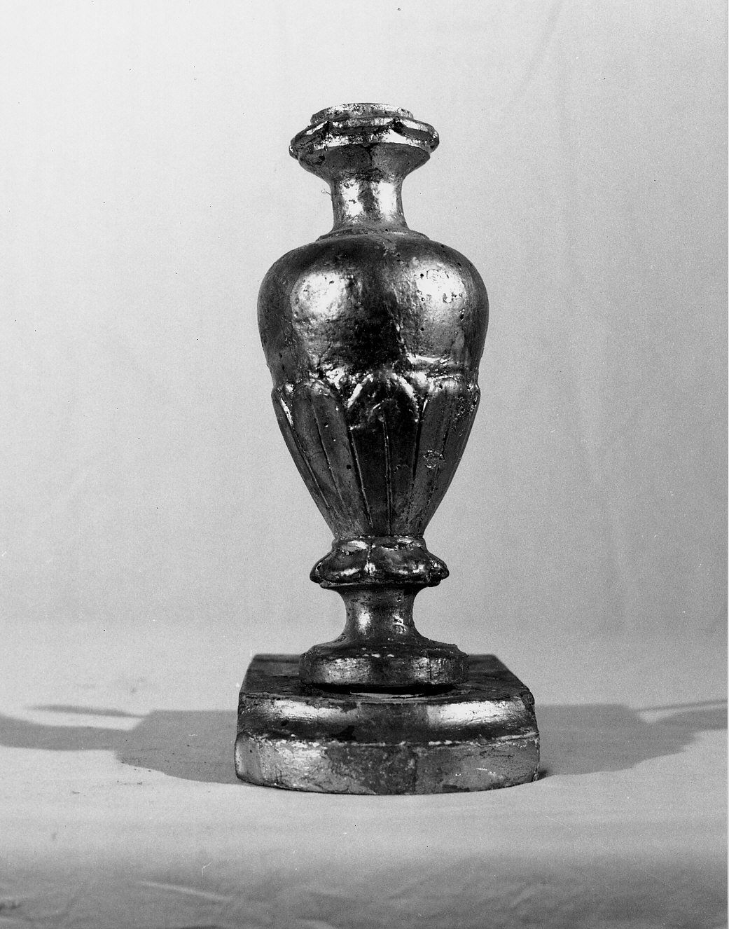 vaso d'altare con composizione floreale, serie - bottega genovese (sec. XIX)