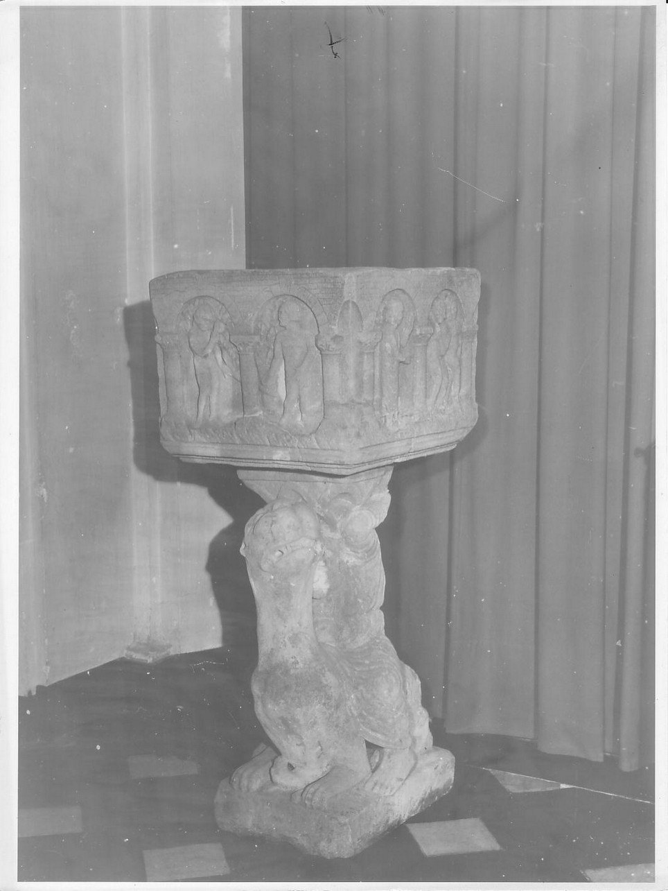 creazione di Adamo/ tentazione di Adamo ed Eva/ cacciata di Adamo ed Eva dal paradiso terrestre/ lavoro di Adamo ed Eva/ telamone che cavalca un leone (acquasantiera, opera isolata) - bottega italiana (fine/inizio secc. XIX/ XX)