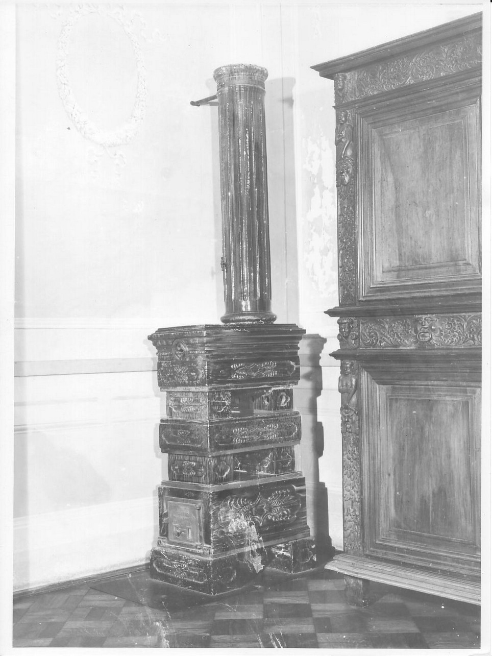 motivi decorativi vegetali (stufa, opera isolata) di Ditta Querio (primo quarto sec. XX)