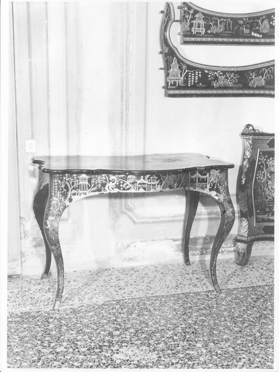 tavolino, opera isolata - bottega italiana (sec. XVIII)