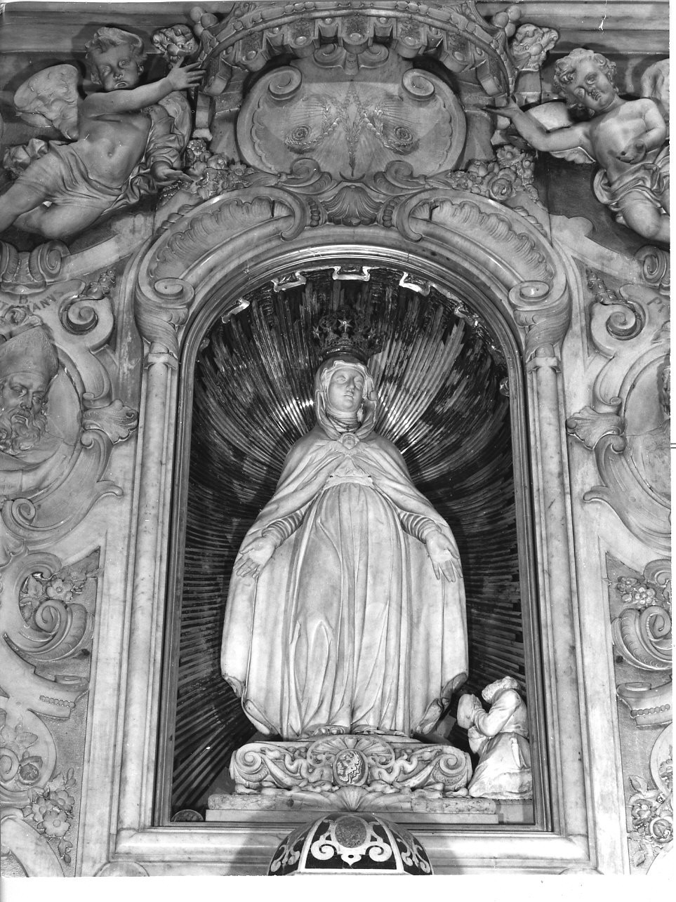 Madonna della Misericordia con il beato Antonio Botta (statua, elemento d'insieme) di Sormano Stefano (sec. XVII)