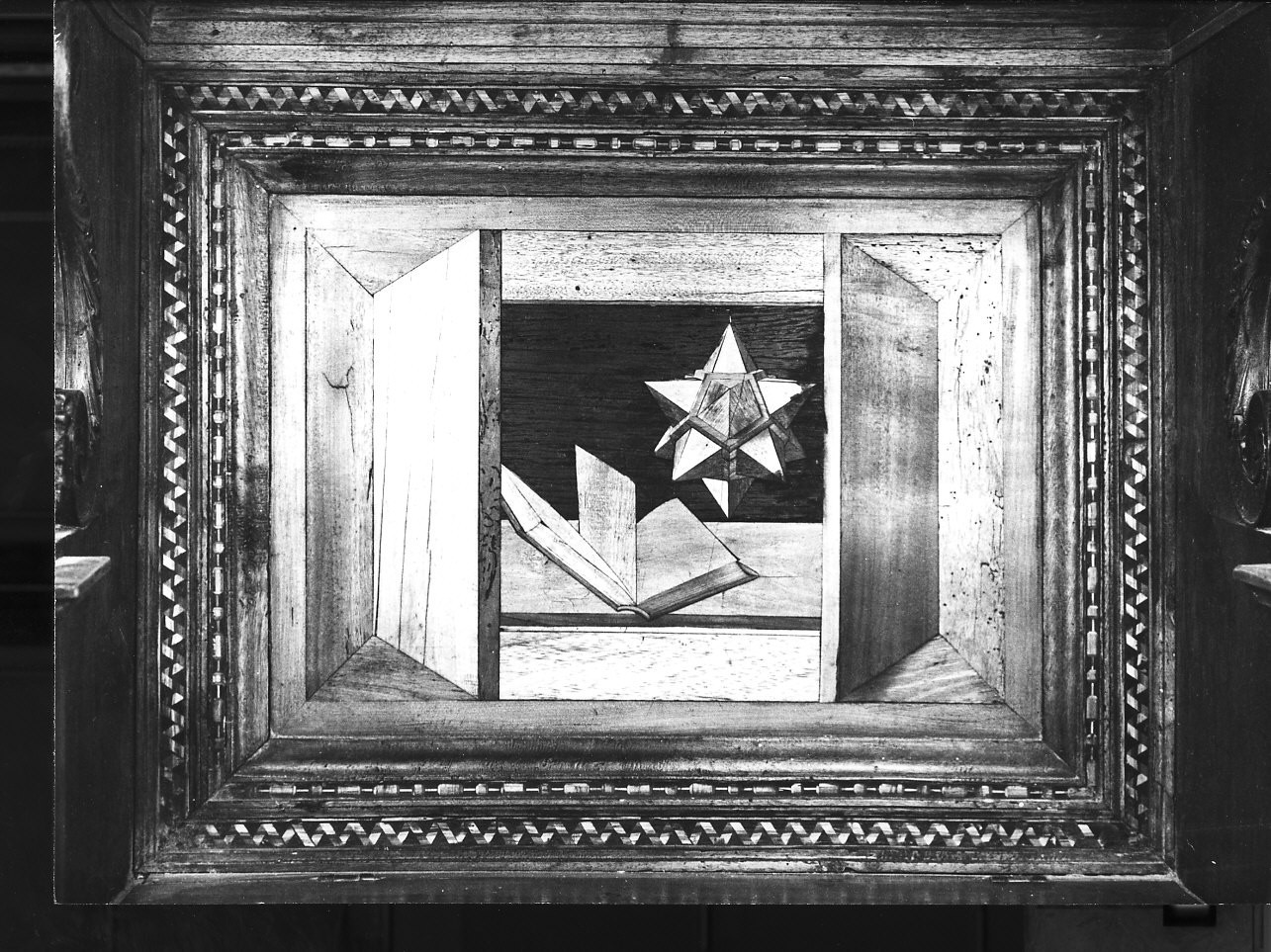armadio con libro e poliedro (schienale, elemento d'insieme) di De Fornari Anselmo (e aiuti) (primo quarto sec. XVI)