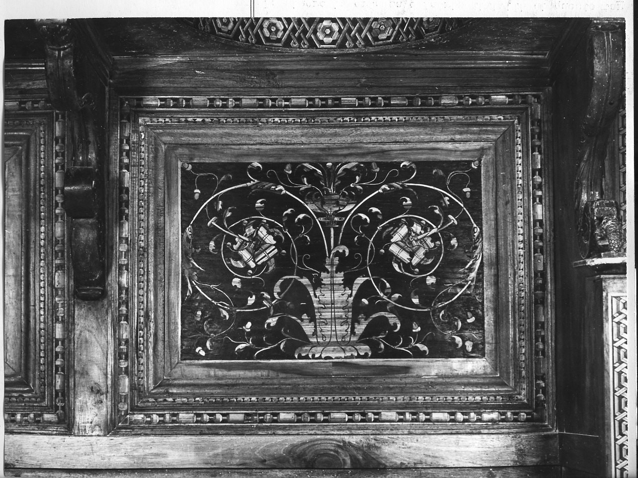 motivi decorativi a candelabra (decorazione a intarsio, elemento d'insieme) di De Fornari Anselmo (e aiuti) (primo quarto sec. XVI)