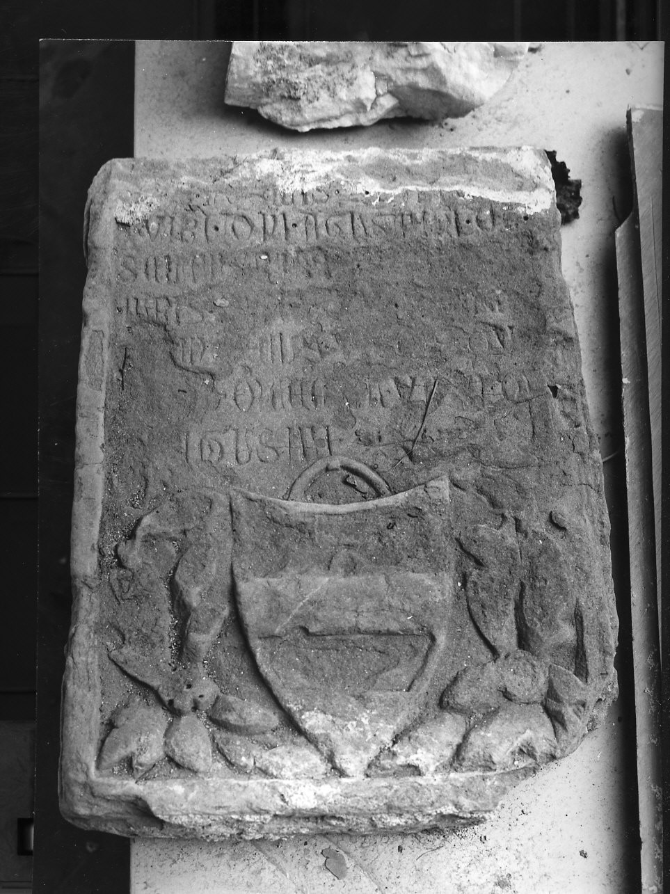 stemma (lapide tombale, opera isolata) - bottega italiana (sec. XIV)