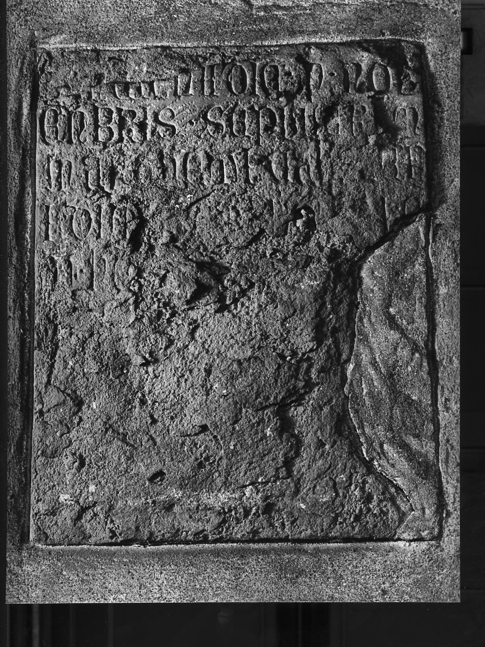 lapide tombale, opera isolata - bottega italiana (sec. XIV)