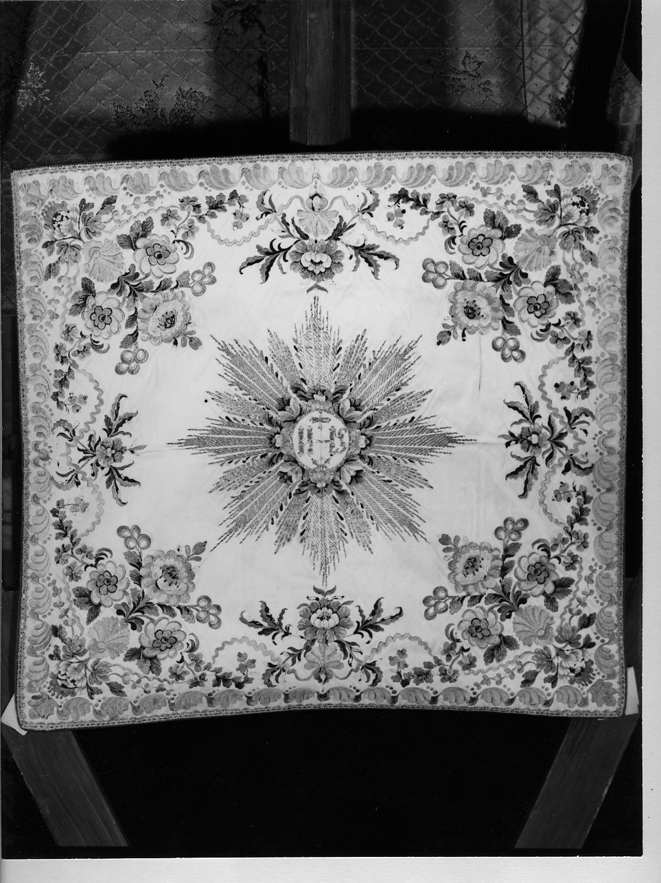 monogramma cristologico (velo di calice, opera isolata) - manifattura ligure (sec. XVIII)