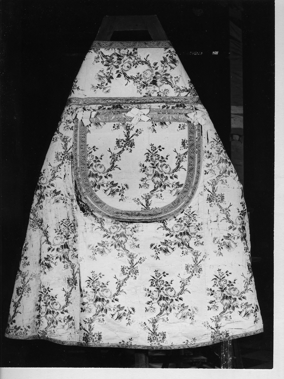 motivi decorativi floreali (piviale, opera isolata) - manifattura ligure (sec. XVIII)