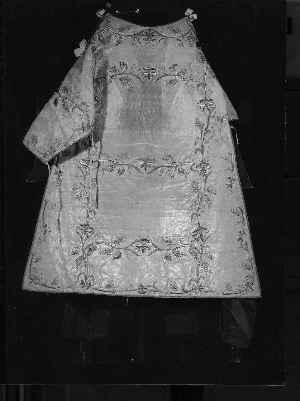 motivi decorativi vegetali (paramento liturgico - in terzo, insieme) di Bruno e Biraghi, Rosso Antonio (sec. XX)