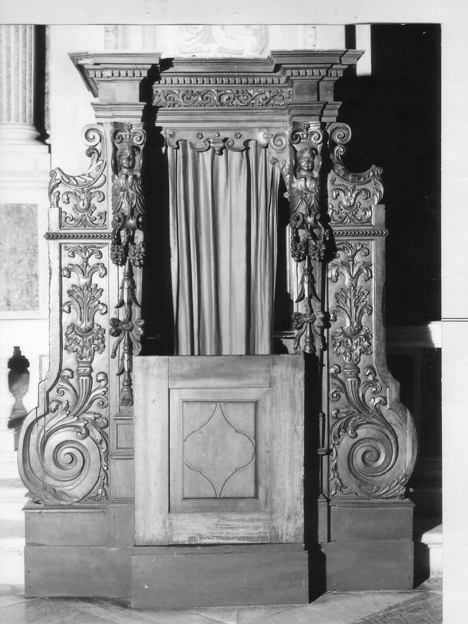 motivi decorativi vegetali con figure alate (confessionale, opera isolata) - bottega ligure (fine/inizio secc. XVI/ XVII)