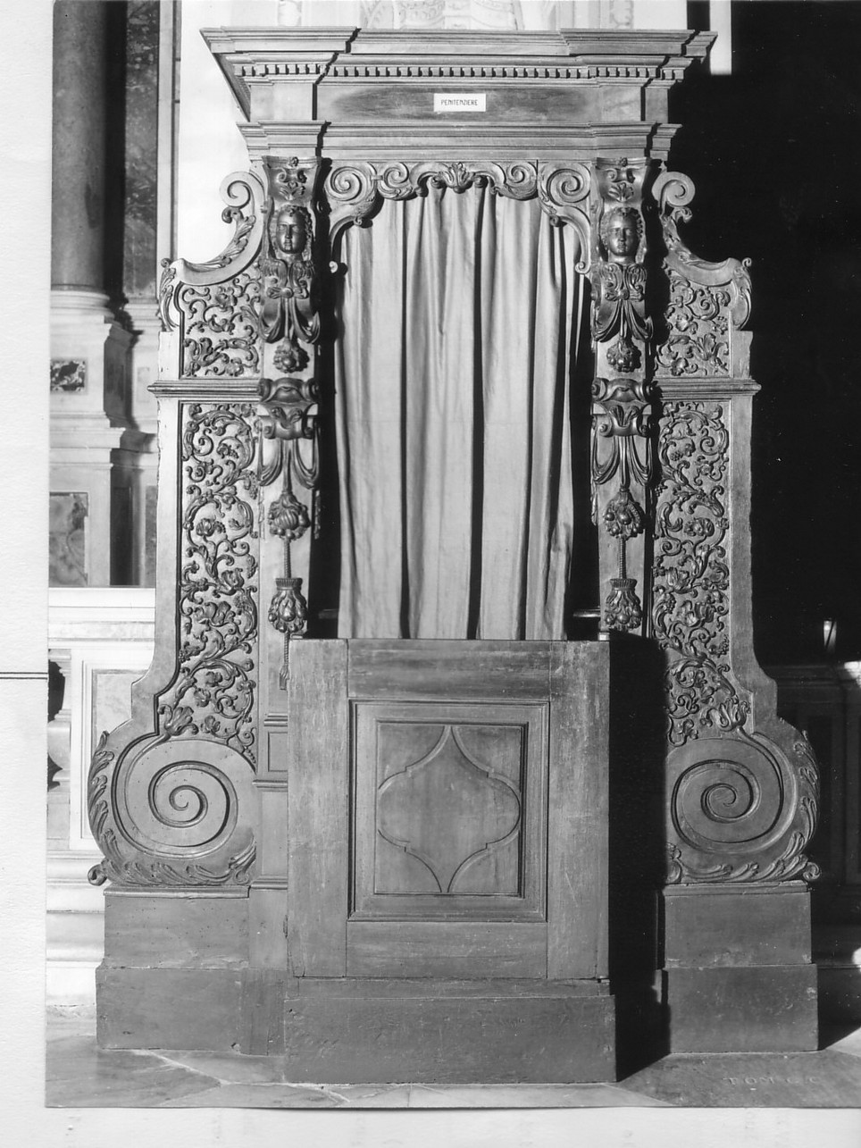 motivi decorativi vegetali con figure alate (confessionale, opera isolata) - bottega ligure (inizio sec. XVII)