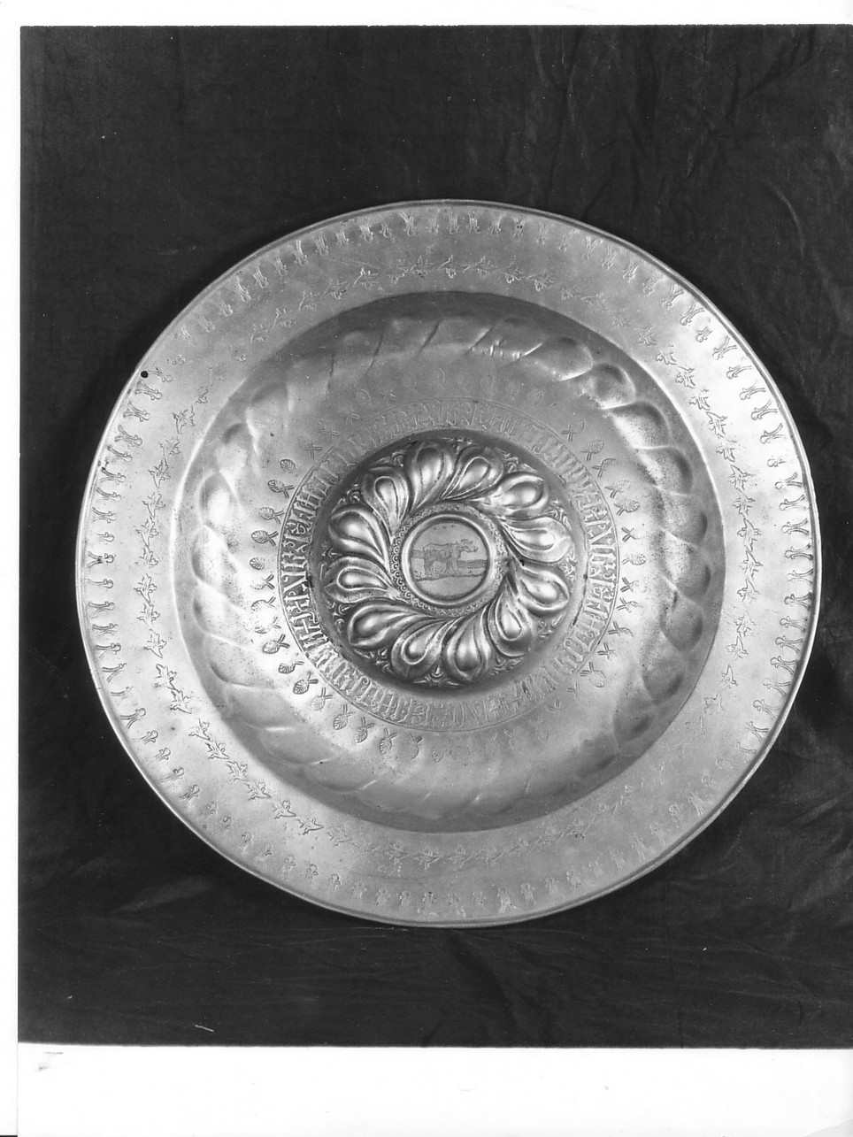 motivo decorativo (piatto per elemosine, opera isolata) - bottega Italia settentrionale (ultimo quarto sec. XVI)