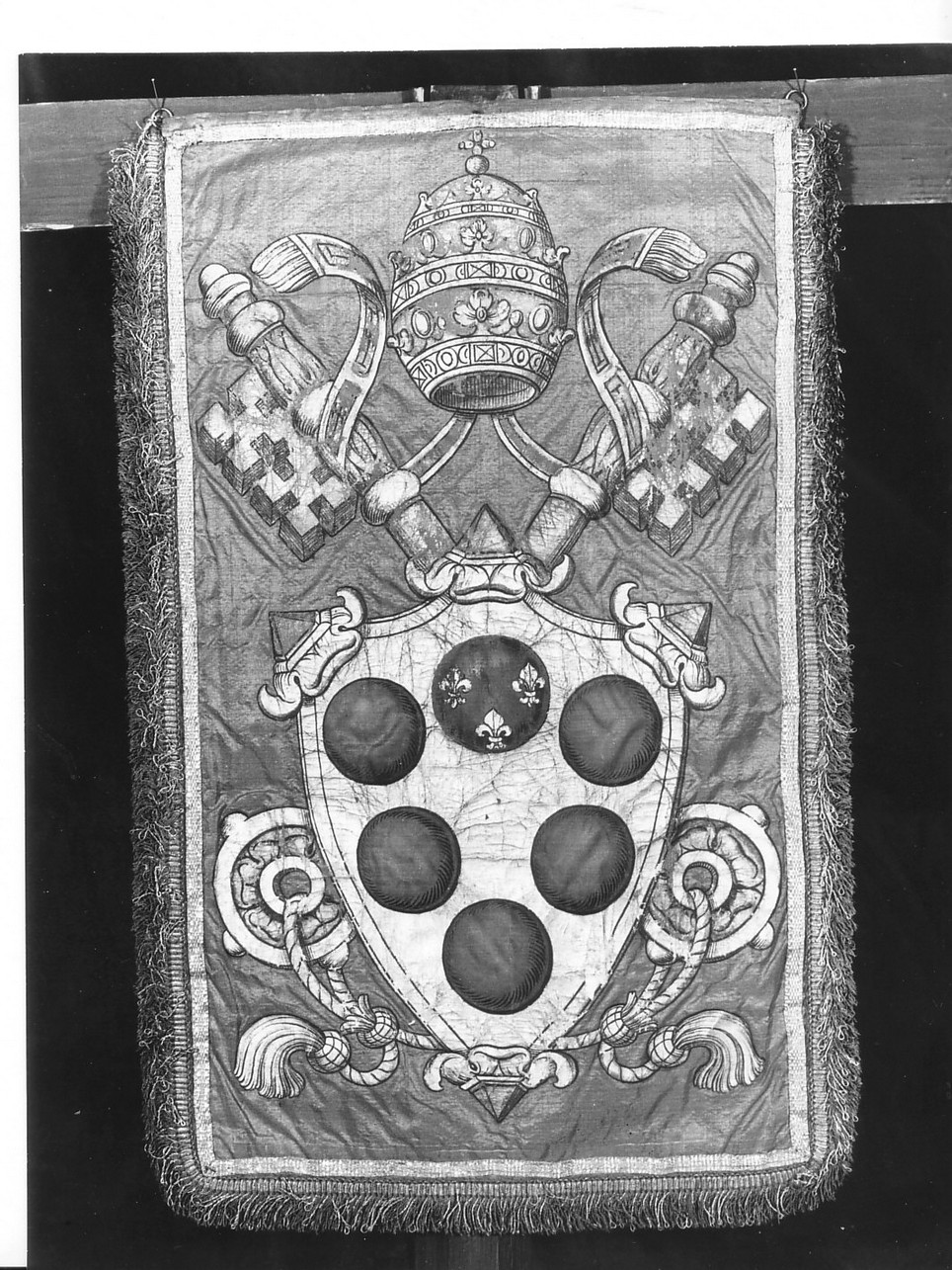 stemma papale (lambrecchino di baldacchino, elemento d'insieme) - manifattura italiana (sec. XVI)